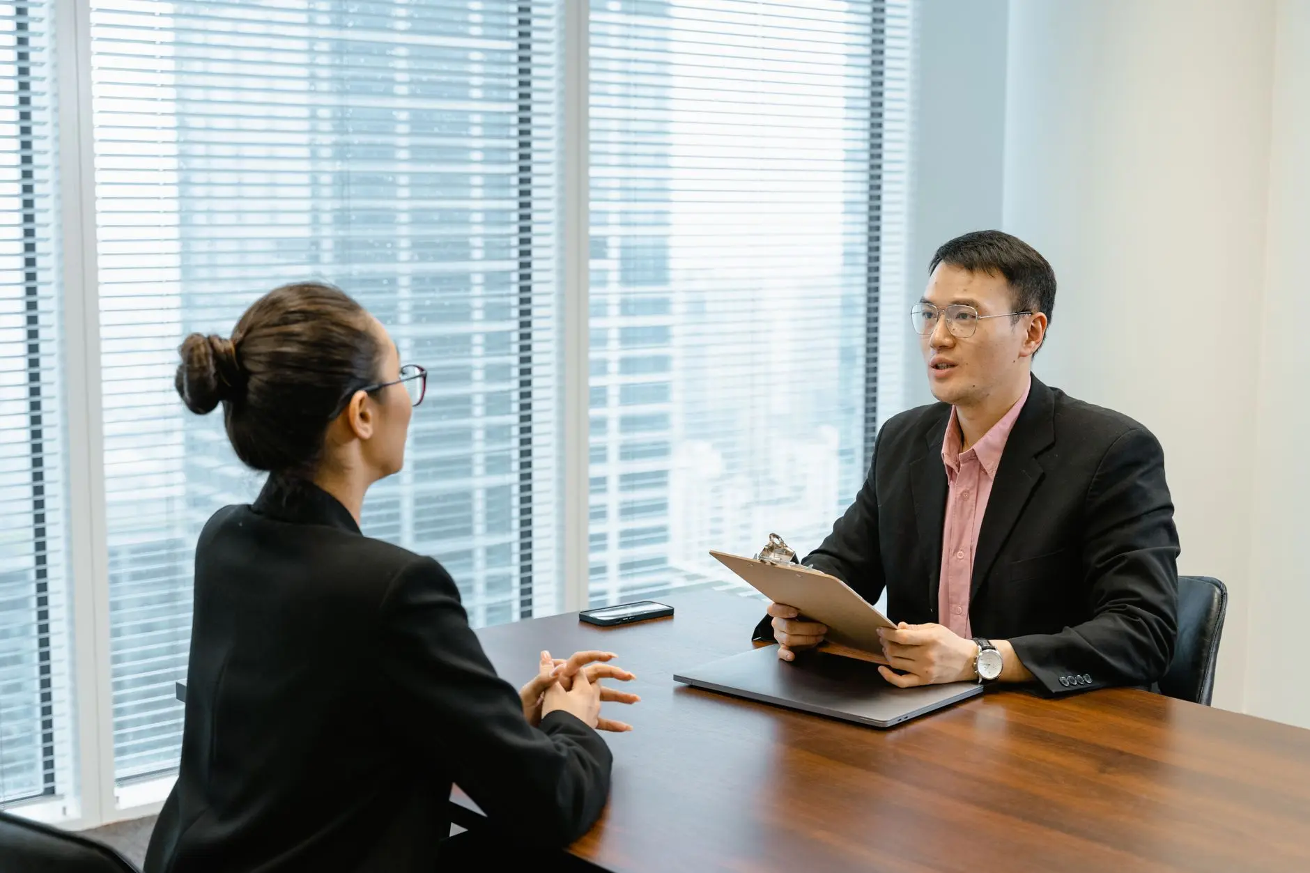 商超及制造业客户包装材料选型对比：PE膜与纸箱的适用场景解析